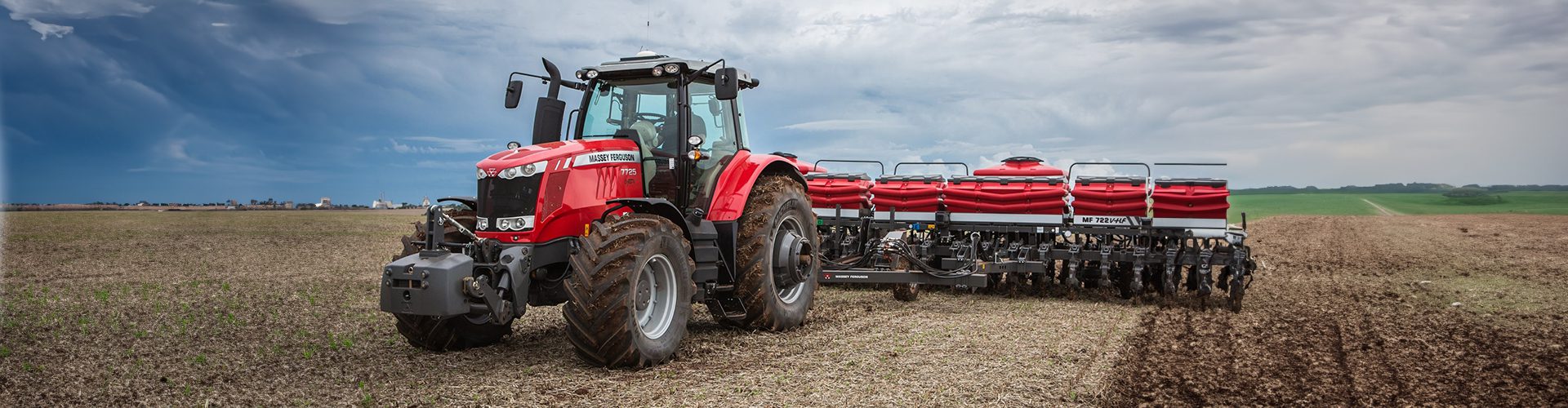 Banner de trator Massey Ferguson semeando campo